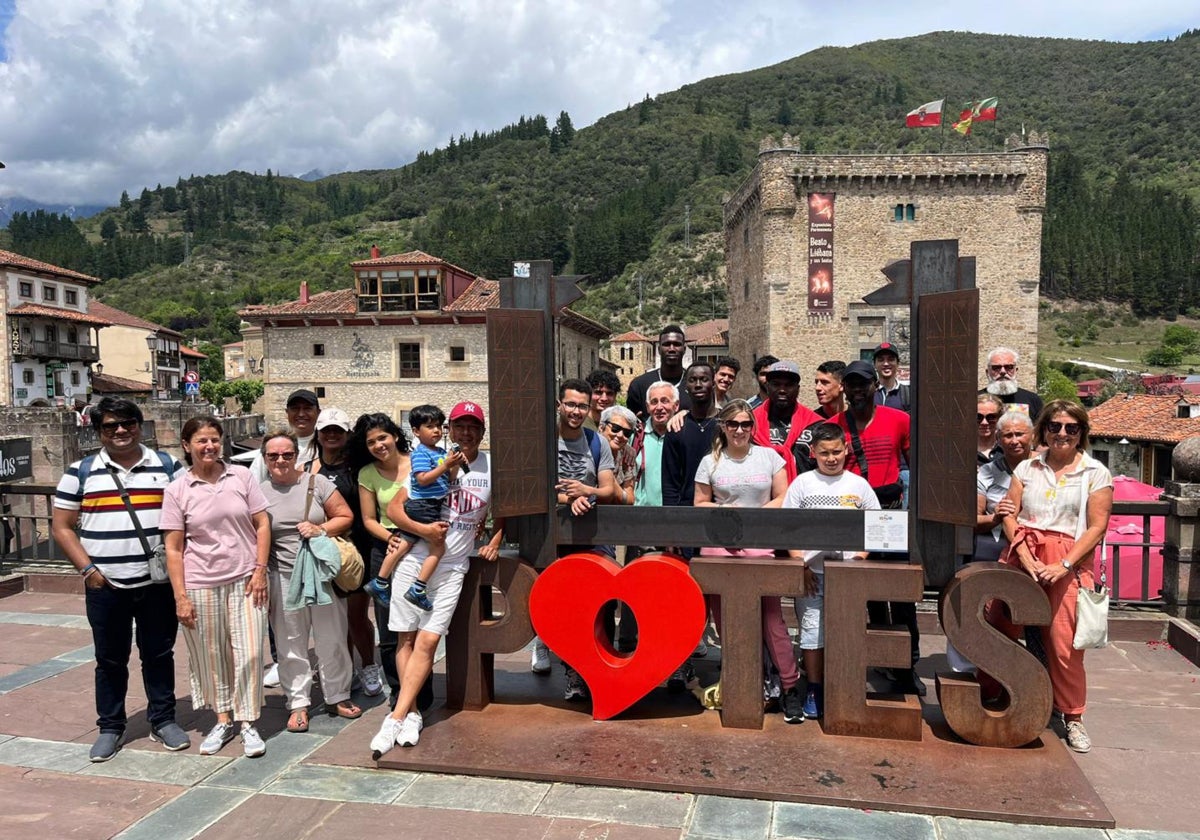 Wences Rodríguez y los integrantes de la asociación en La Plaza de la villa de Potes