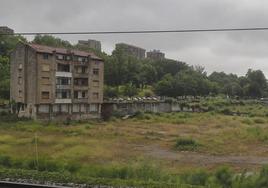 Parcela donde se ubicaban las naves del matadero de Canfrisa, en Cajo, y donde se construirá una residencia de mayores.