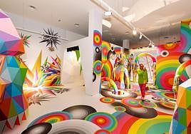 En la imagen superior, Okuda, pasea entre sus trabajos en el nuevo museo madrileño