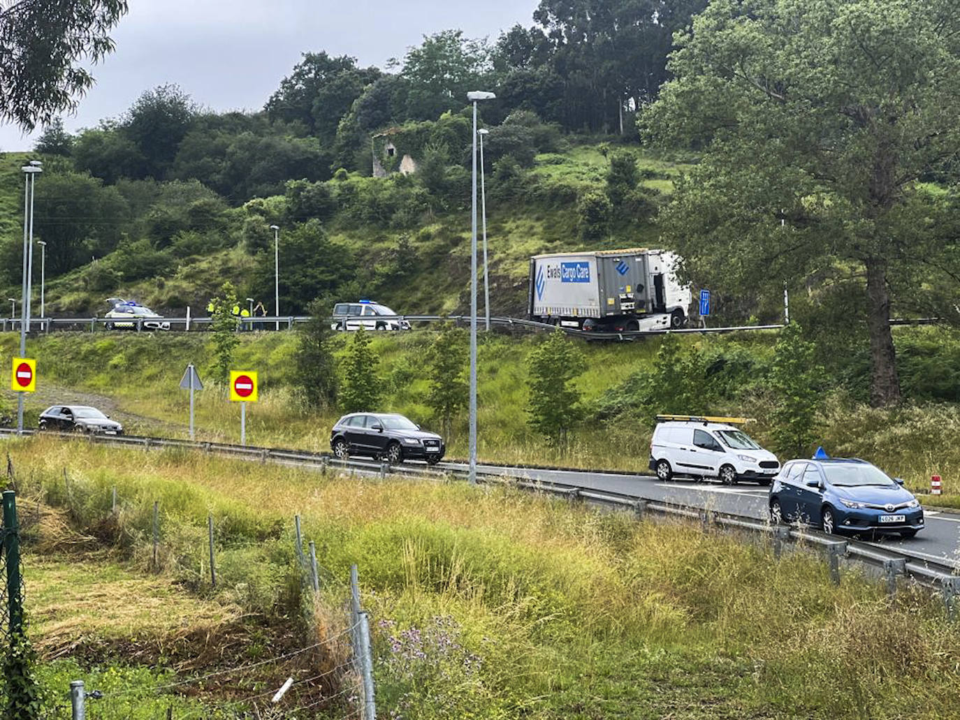 A las 14.20 horas un camión de grandes dimensiones sufrió un accidente en la A-8 a la altura de Sámano (Castro Urdiales) y quedó atravesado en la autovía