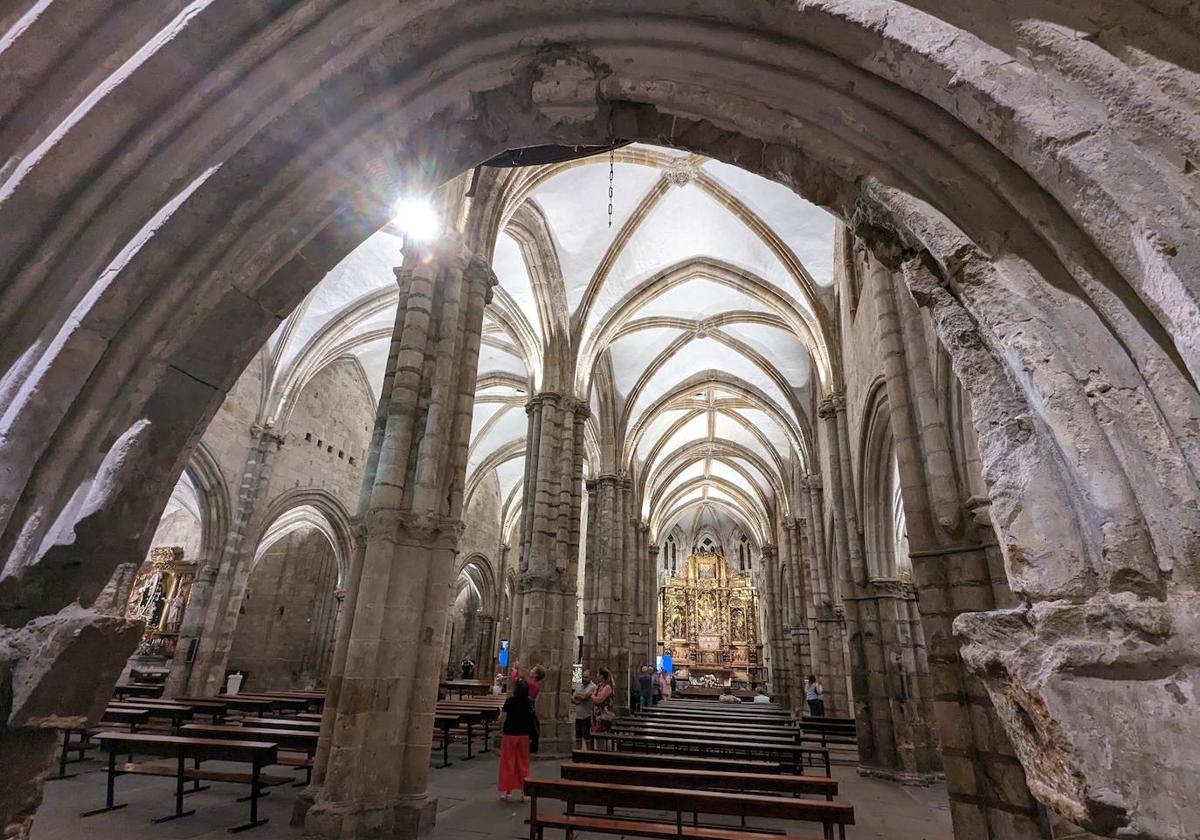 Perspectiva de la iglesia de Santa María desde el pórtico de su entrada primitiva, al fondo de la actual nave de Belén que preside el retablo.