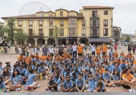 Blanca Díez, Pablo Blasco, Laura Romano y Adolfo Díaz presentan el cartel del campamento, este martes, en Torrelavega.