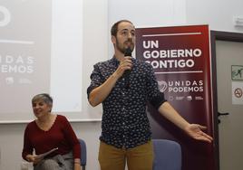 Del Piñal, durante un acto de campaña en Torrelavega.