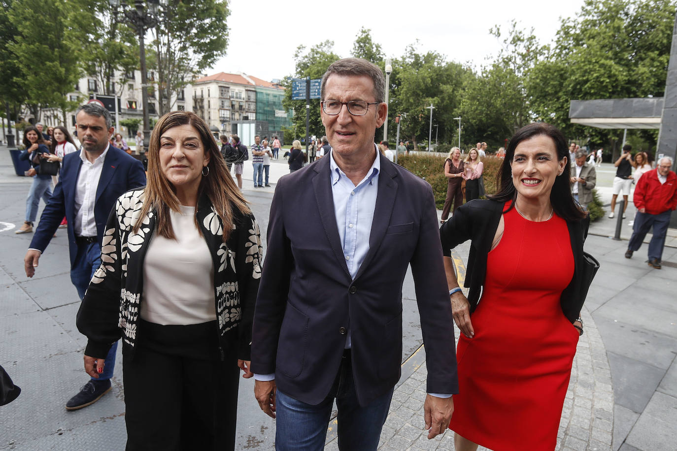 Llegada de Feijóo al Hotel Bahía junto a la presidena del PP en Cantabria y la alcaldesa de Santander.