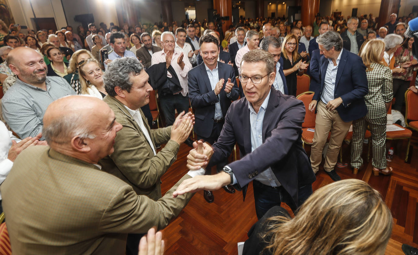 El presidente del PP saludando a un afiliado.