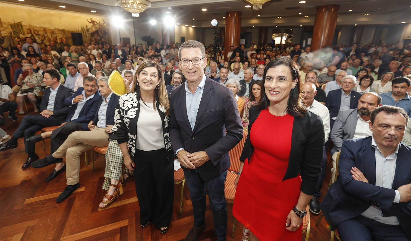 Por cuarta vez en los dos últimos meses, Alberto Núñez Feijóo pisó este miércoles Cantabria con unas elecciones en el horizonte. En la imagen,flanqueado por Buruaga e Igual. Detrás, sentados, Gonzalo Piñeiro e Íñigo de la Serna. 