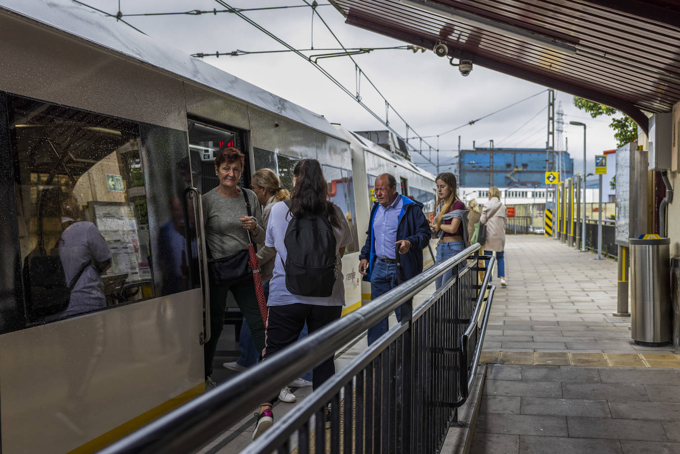 Viajeros suben y bajan del tren en la estación de la FEVE en Maliaño.