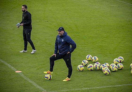 José Alberto imparte instrucciones esta temporada en un entrenamiento en La Albericia.