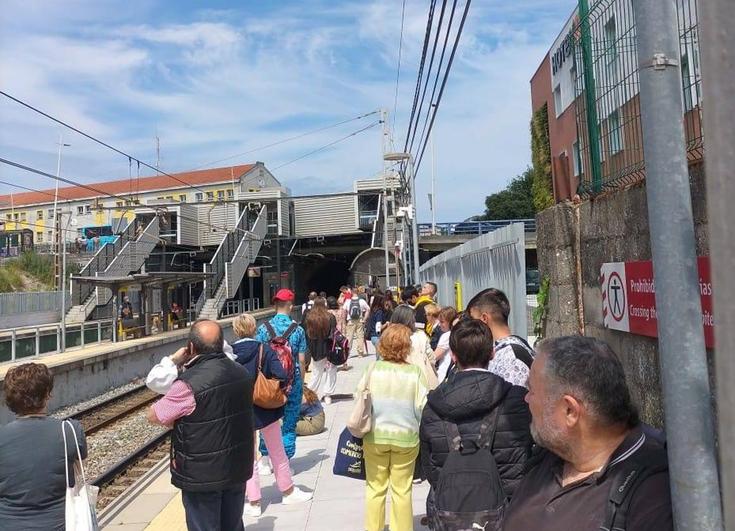 Más de cuarenta pasajeros esperan en la estación de Valdecilla por una avería en el tren.