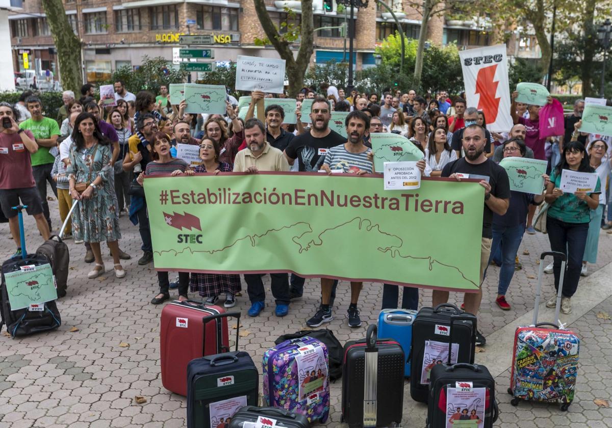 Acto de protesta convocado por STEC, en octubre de 2022, frente a la Consejería de Educación y FP.