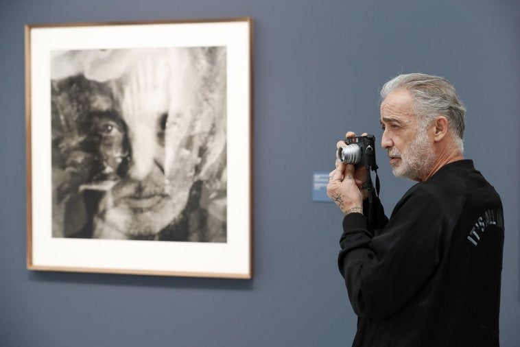 Alberto García-Alix mira y dispara. En la presentación de la muestra en la sede de Enaire en Gamazo su Leica fue tan importante como sus imágenes y palabras.