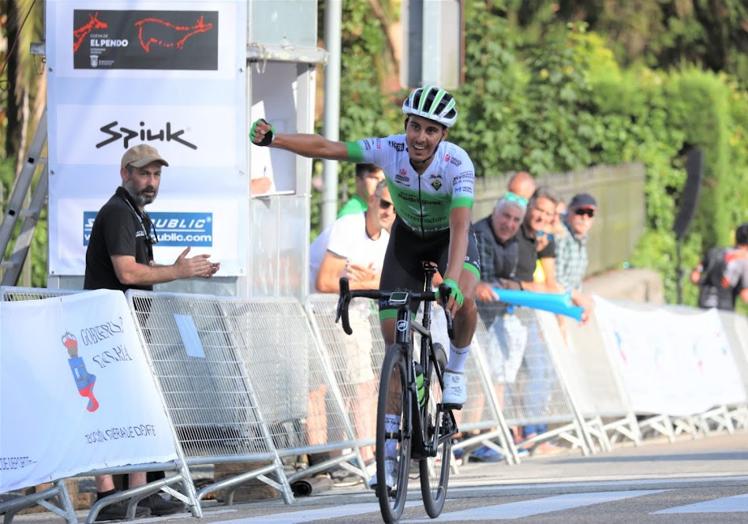 Imagen principal - Arriba, el andaluz David González entra en la meta de Santillana sabiendo ya que se iba a vestir de amarillo. Abajo, los escapados en el kilómetro 100 de carrera; y el speaker del Circuito Montañés 2023, Juan Mari Guarjardo, charlando con el líder de la prueba en el podio.