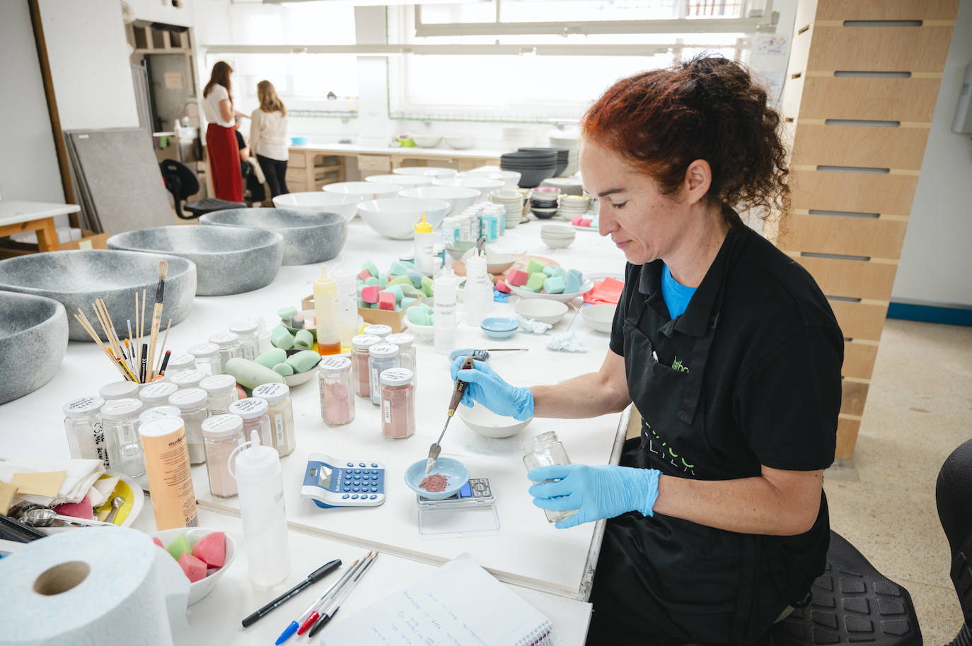 Una de las artistas, experimentando con los pigmentos.