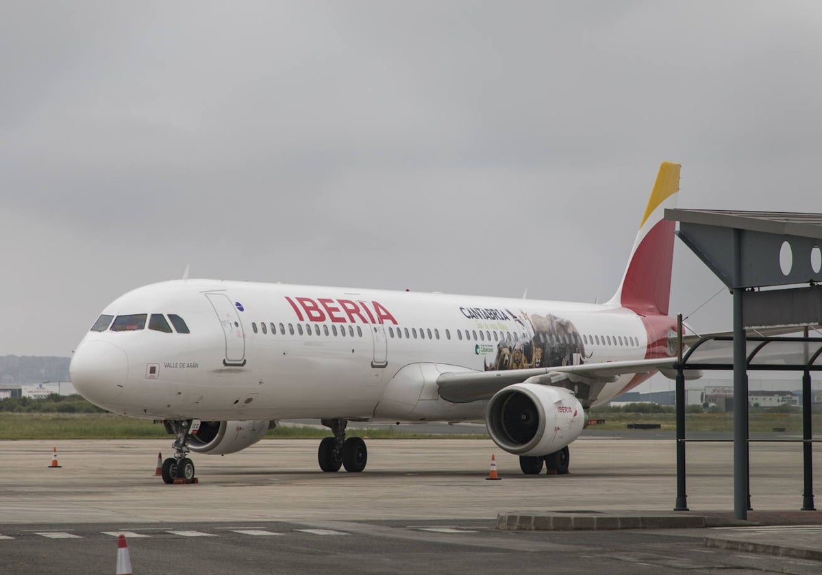 Un avión de Iberia rotulado con la promoción de Cabárceno en el Seve Ballesteros.