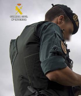 Imagen secundaria 2 - Agentes de la Guardia Civil en distintos momentos del operativo para mejorar la seguridad del Puerto de Santander.