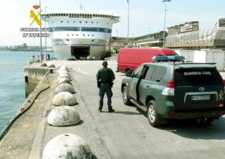 Imagen secundaria 1 - Agentes de la Guardia Civil en distintos momentos del operativo para mejorar la seguridad del Puerto de Santander.