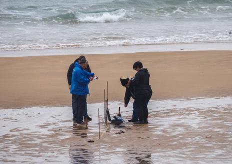 Imagen secundaria 1 - Fotografías tomada en marzo de 2022 con operarios de NEC analizando la playa de la Virgen del Mar.