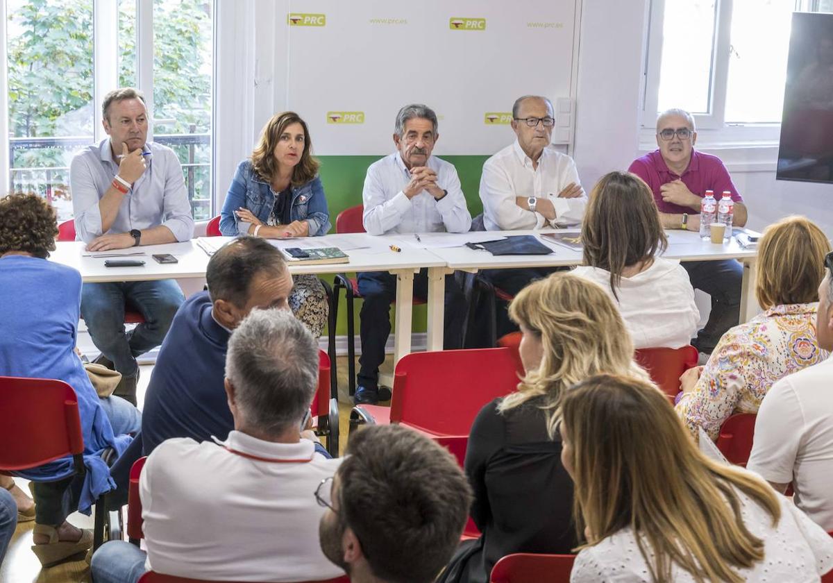 Guillermo Blanco, Paula Fernández, Miguel Ángel Revilla, Javier Marcano y Pedro Hernando, este jueves, en la Ejecutiva del PRC.