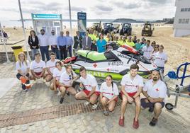 El equipo de Salvamento y Socorrismo de Cruz Roja en el acto de presentación oficial en la Segunda Playa de El Sardinero