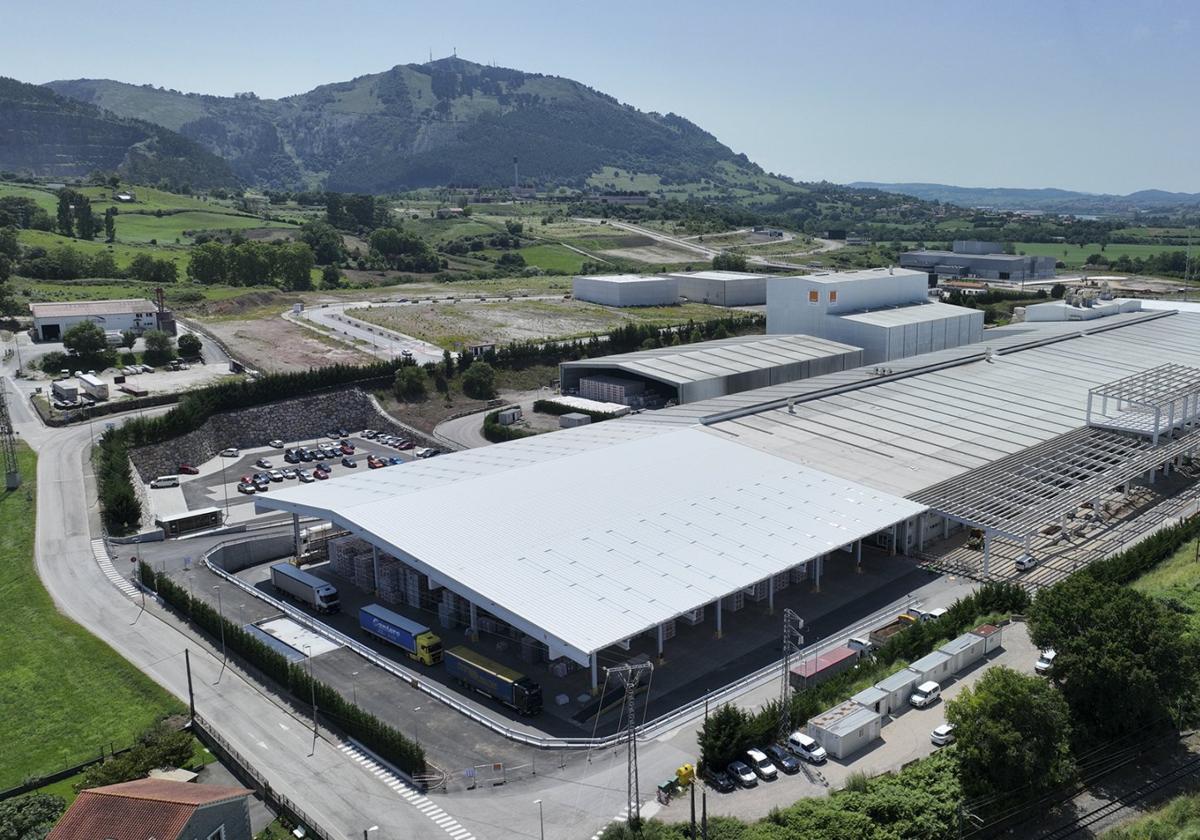 Instalaciones de la multinacional James Hardie en la localidad cántabra de Orejo. La planta va a aumentar su producción.