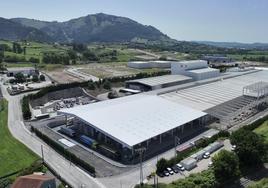 Instalaciones de la multinacional James Hardie en la localidad cántabra de Orejo. La planta va a aumentar su producción.