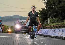 Alaín Suárez entra vencedor de etapa en la meta.