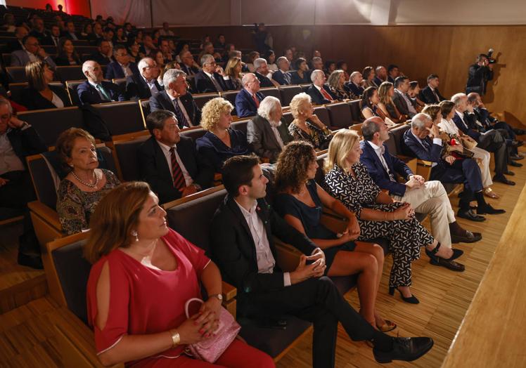 Asistentes al acto de aniversario colegial