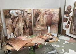 Imagen del estudio de Tornero en la que pueden verse varias obras y otras en proceso de creación y montaje.