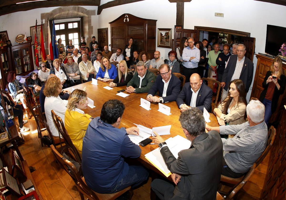 Pleno de toma de posesión en Santillana en 2019