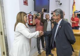 María José Sáen de Buruaga y Miguel Ángel Revilla, esta mañana durante la firma del acuerdo.