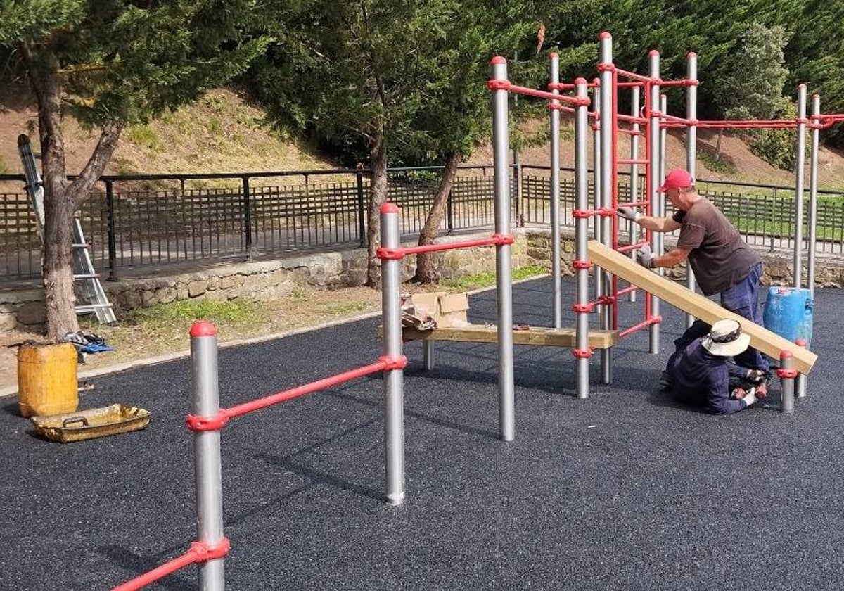 Instalación del primer parque de calistenia de Los Corrales.