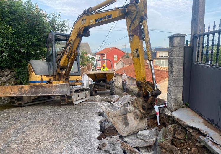 Imagen principal - Operarios de MG SEC y Aqualia llevan toda la mañana trabajando en la reparación.