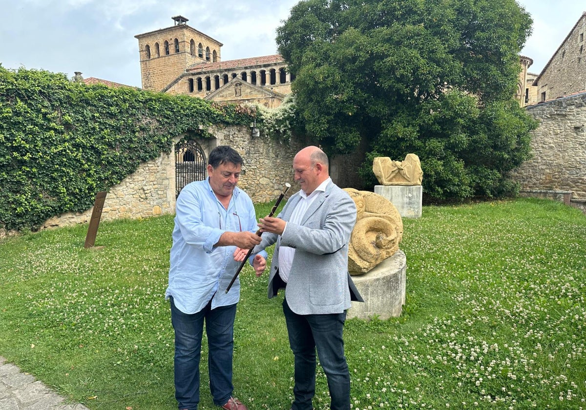 El alcalde de Santillana, Ángel Rodríguez, recibe simbólicamente el bastón de mando tras el pleno, de manos del miembro de más edad de la Corporación, Rafael Oceja.