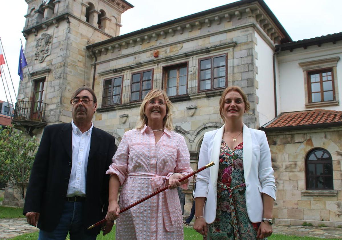 Rafael Morales (PSOE), Pilar del Río (AIDC) y Ana Obregón (PRC).