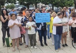 Numerosos vecinos se reunieron en la Plaza Mayor del Fuero en protesta por la elección de la nueva alcaldesa.