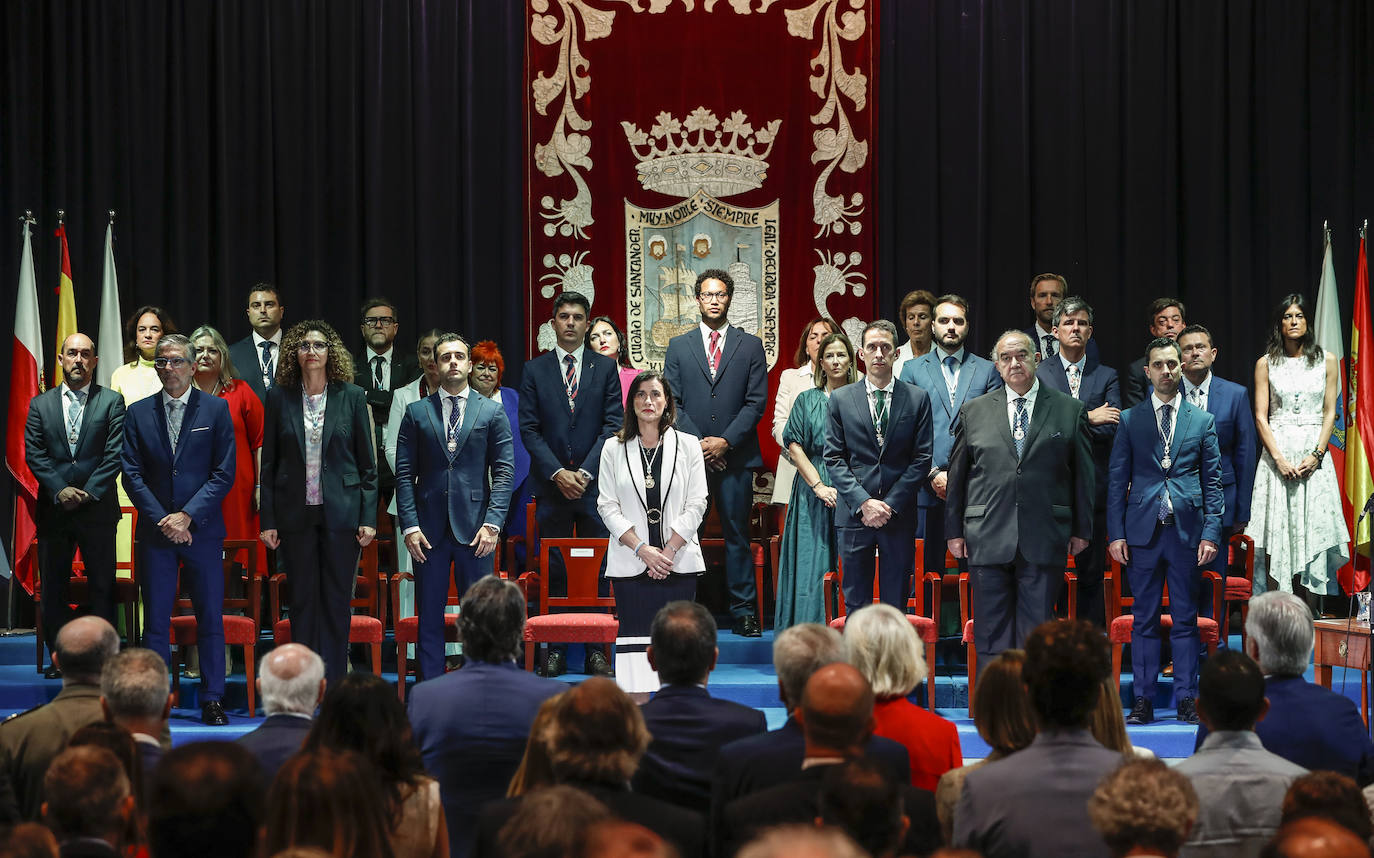 Los concejales y el público se pusieron en pie con los himnos de Cantabria y de España.