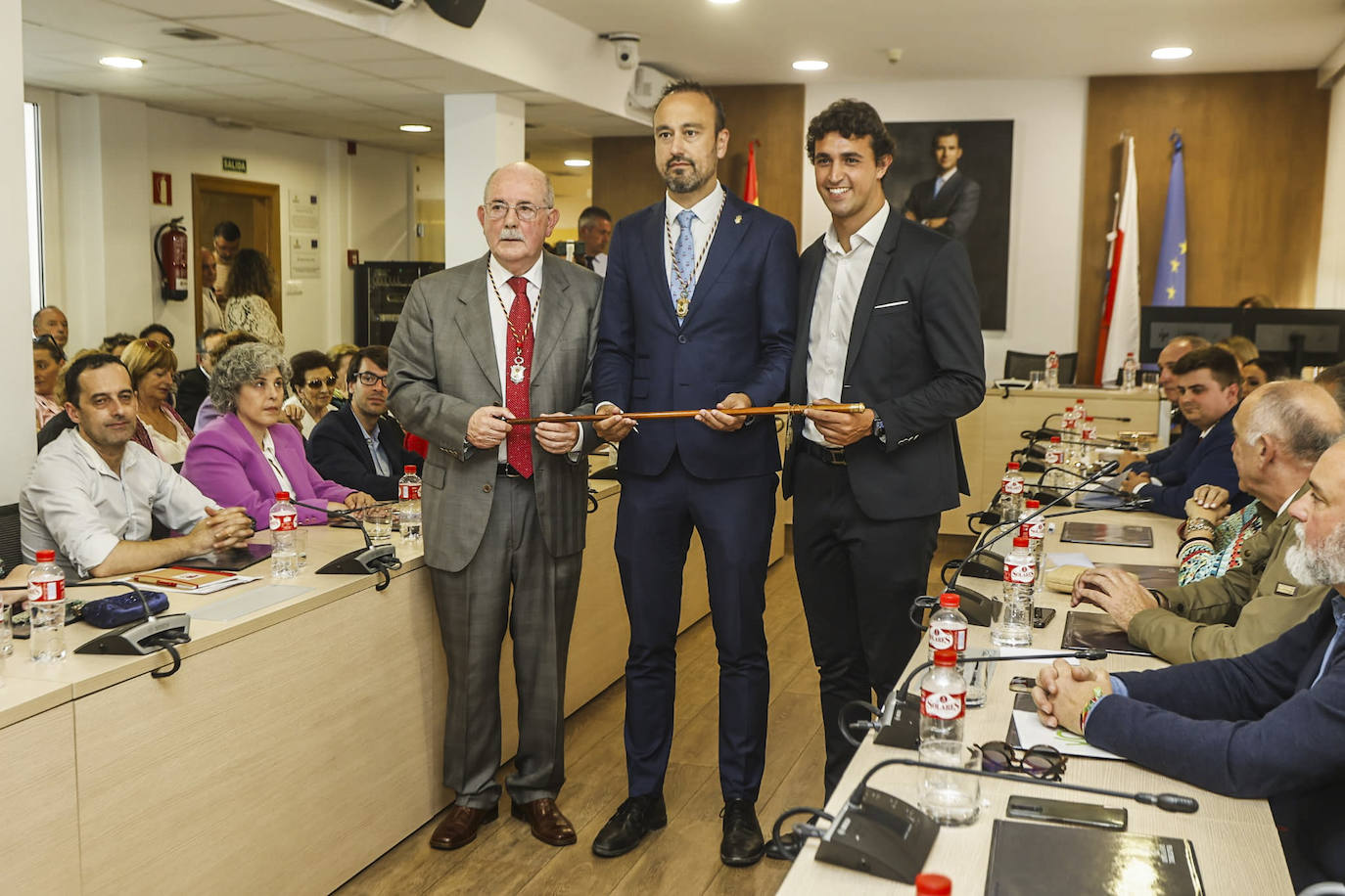 Javier López Estrada (PRC) sostiene el bastón de mando tras ser elegido alcalde de Torrelavega, este sábado, junto a los ediles que han conformado la mesa de edad, Arturo Roiz (Torrelavega Sí) y Nacho González (PRC). 