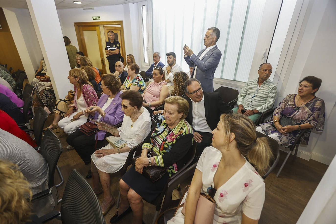 La zona de invitados se ha llenado de familiares, amigos y caras conocidas como la del exalcalde socialista José Manuel Cruz Viadero, ya retirado de la política.