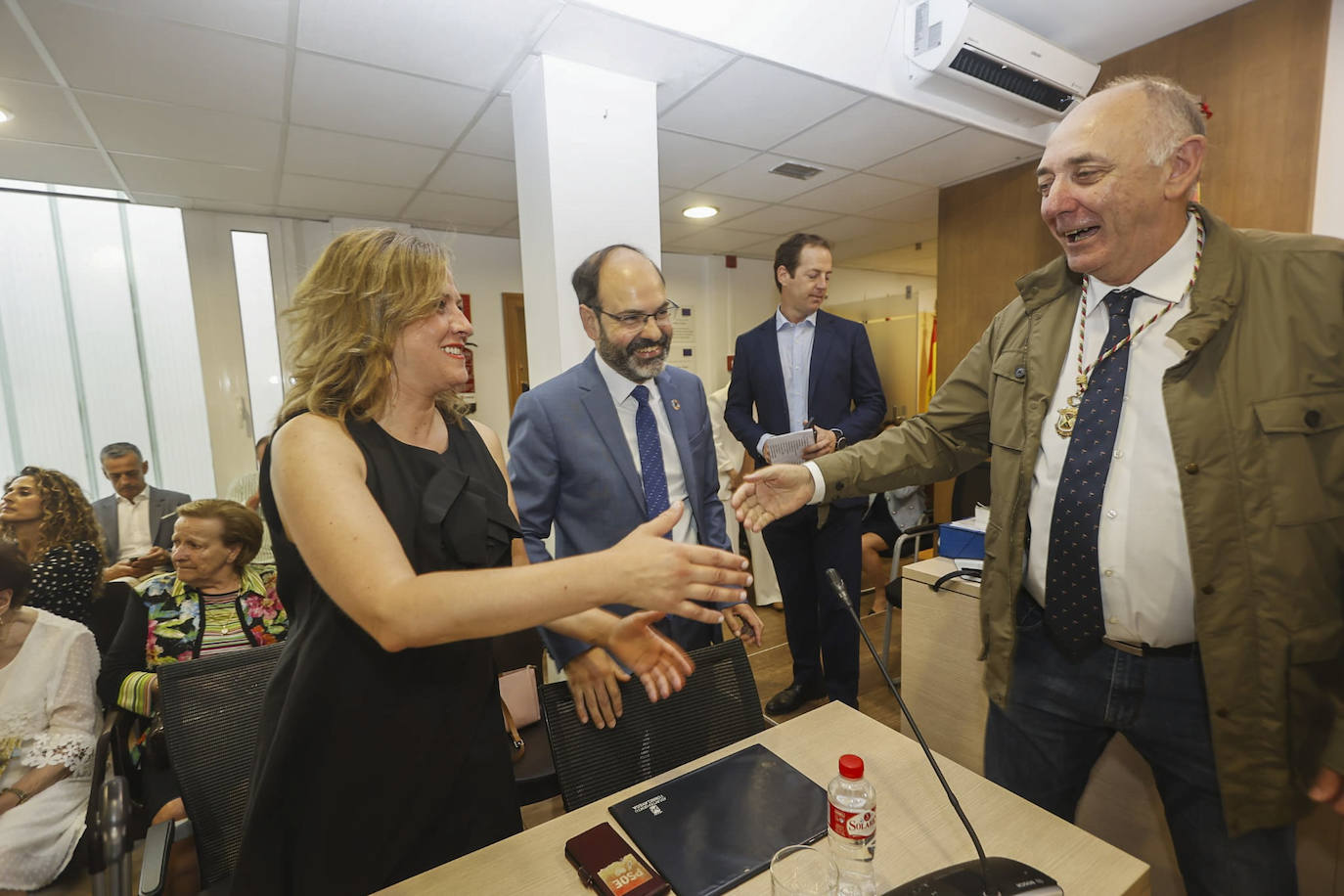 Los socialistas Patricia Portilla y José Luis Urraca saludan a Paco Trueba (PP), este sábado, antes de la sesión de investidura.