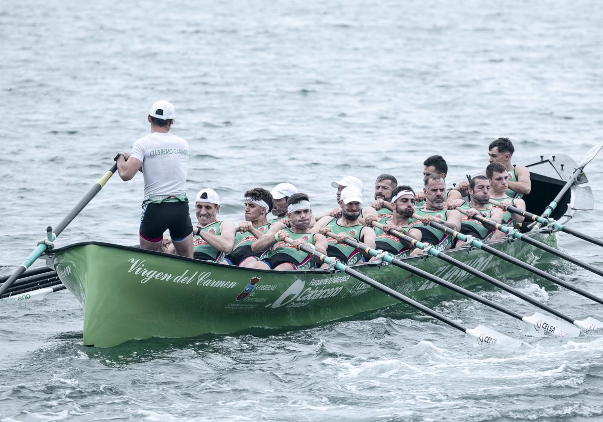 Camargo fue la mejor trainera cántabra en San Juan de Luz.