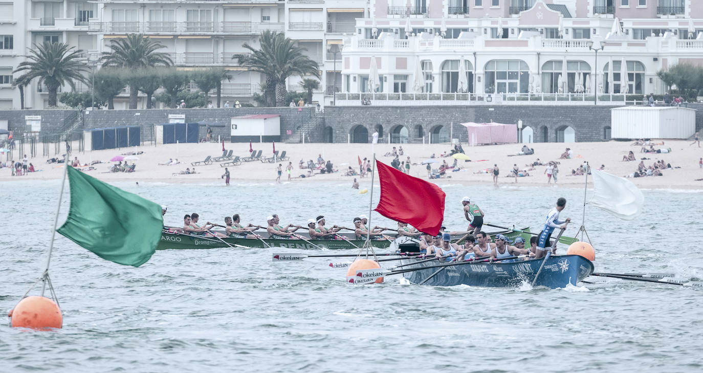 Camargo sale de una ciaboga por delante de Zarautz, en primer término, durante la primera tanda.