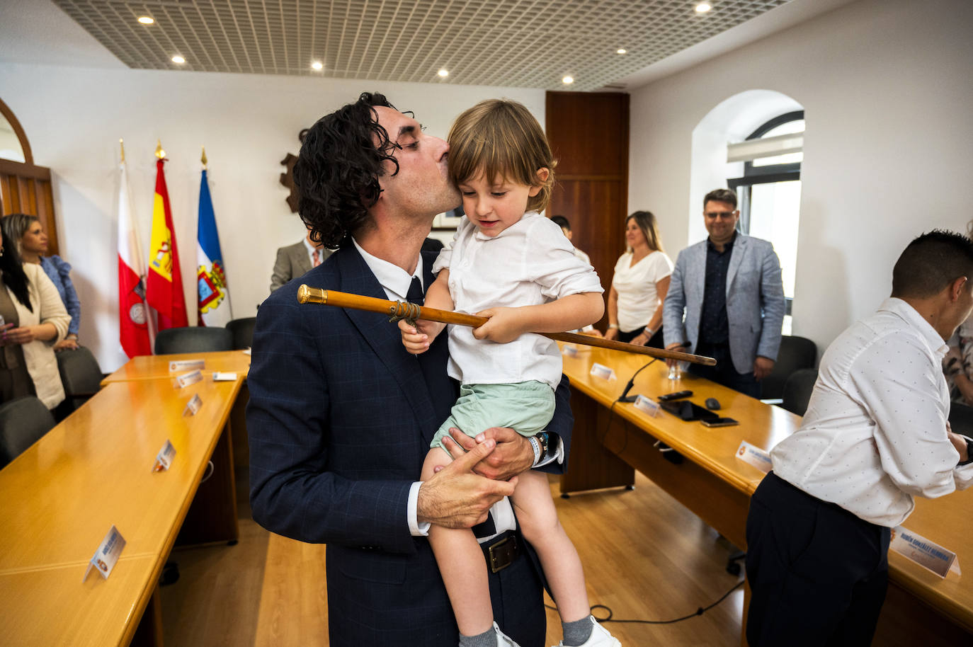 Javier Fernández Soberón , ganador de las elecciones con una superioridad aplastante y, conforme a sus resultados, líder indiscutible de la resistencia de Ciudadanos en Cantabria, ha sido investido alcalde de El Astillero en el transcurso de un acto celebrado a mediodía en el salón de Plenos del Ayuntamiento