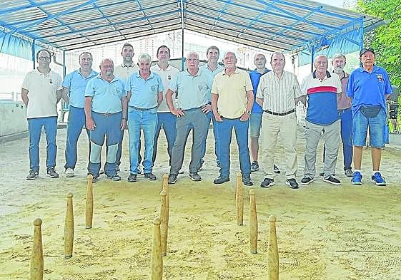 La Casa de Cantabria se impuso ayer por 4-1 a la Peña Bolística de Ermua en la XXXV edición del Trofeo Ciudad de Eibar, una competición que se celebró ayer en la bolera de Ipurua y en la que, pese a comenzar perdiendo, los locales fueron superiores. La jornada culminó con una comida con los protagonistas del evento.