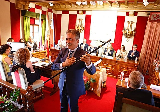 Diego Movellán (PP) es el nuevo alcalde de Camargo después de haber asumido el bastón de mando.