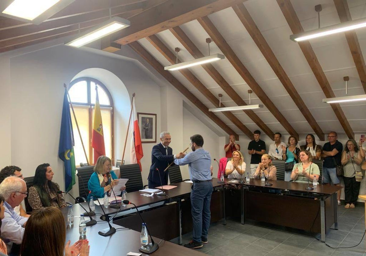 Javier Casas entrega el bastón de mando a su compañero de partido, Ángel Llano.