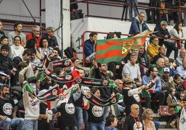 Aficionados del Alega, durante el partido ante el Leyma en el Trueba.