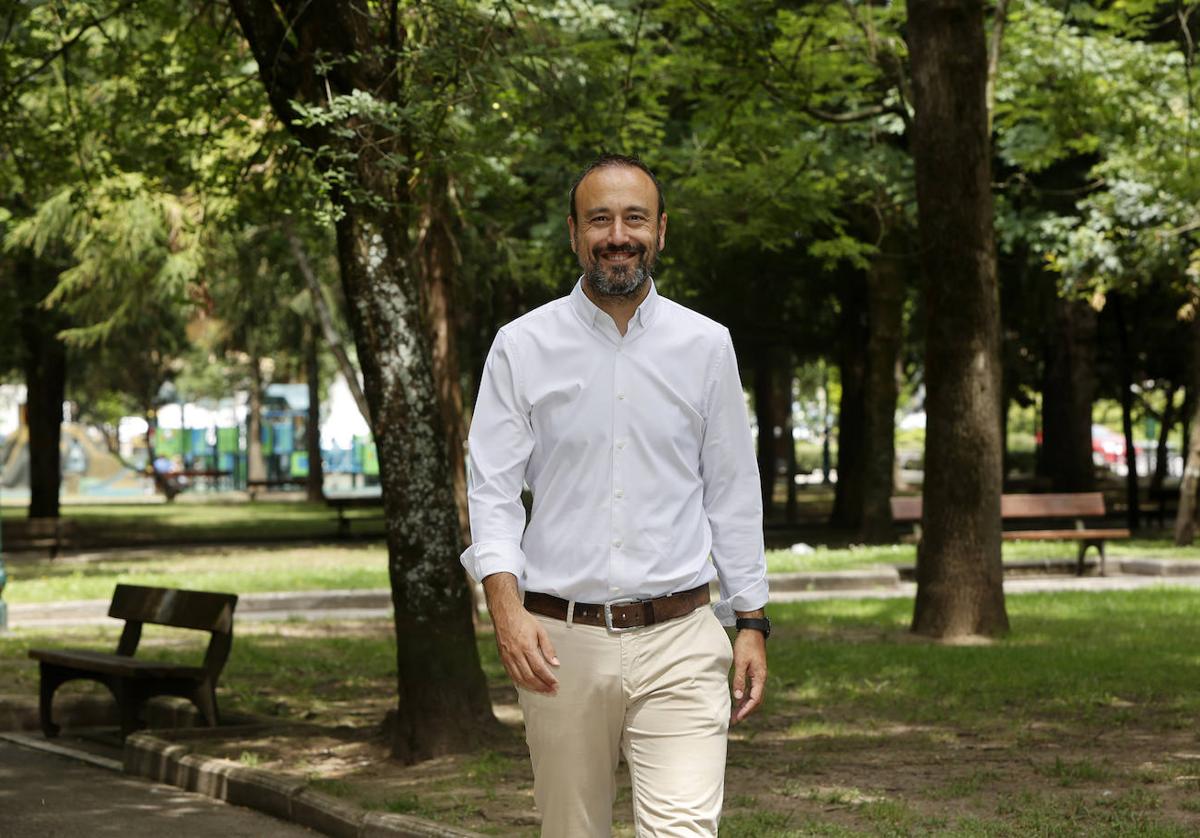 El alcalde de Torrelavega, Javier López Estrada, la semana pasada, en el parque Manuel Barquín.