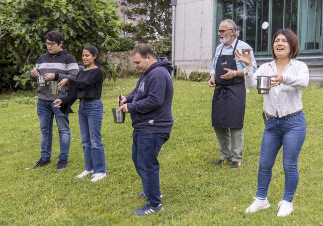 Los estudiantes lanzan hielos con pinzas para aprender a utilizarlas.