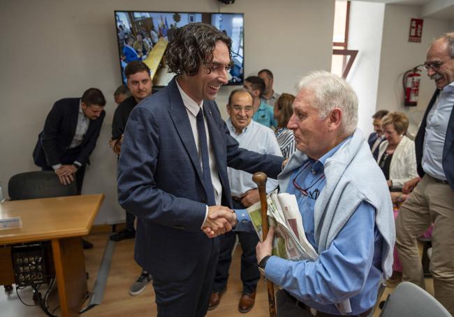 Un vecino felicita a Fernández Soberón tras su proclamación.