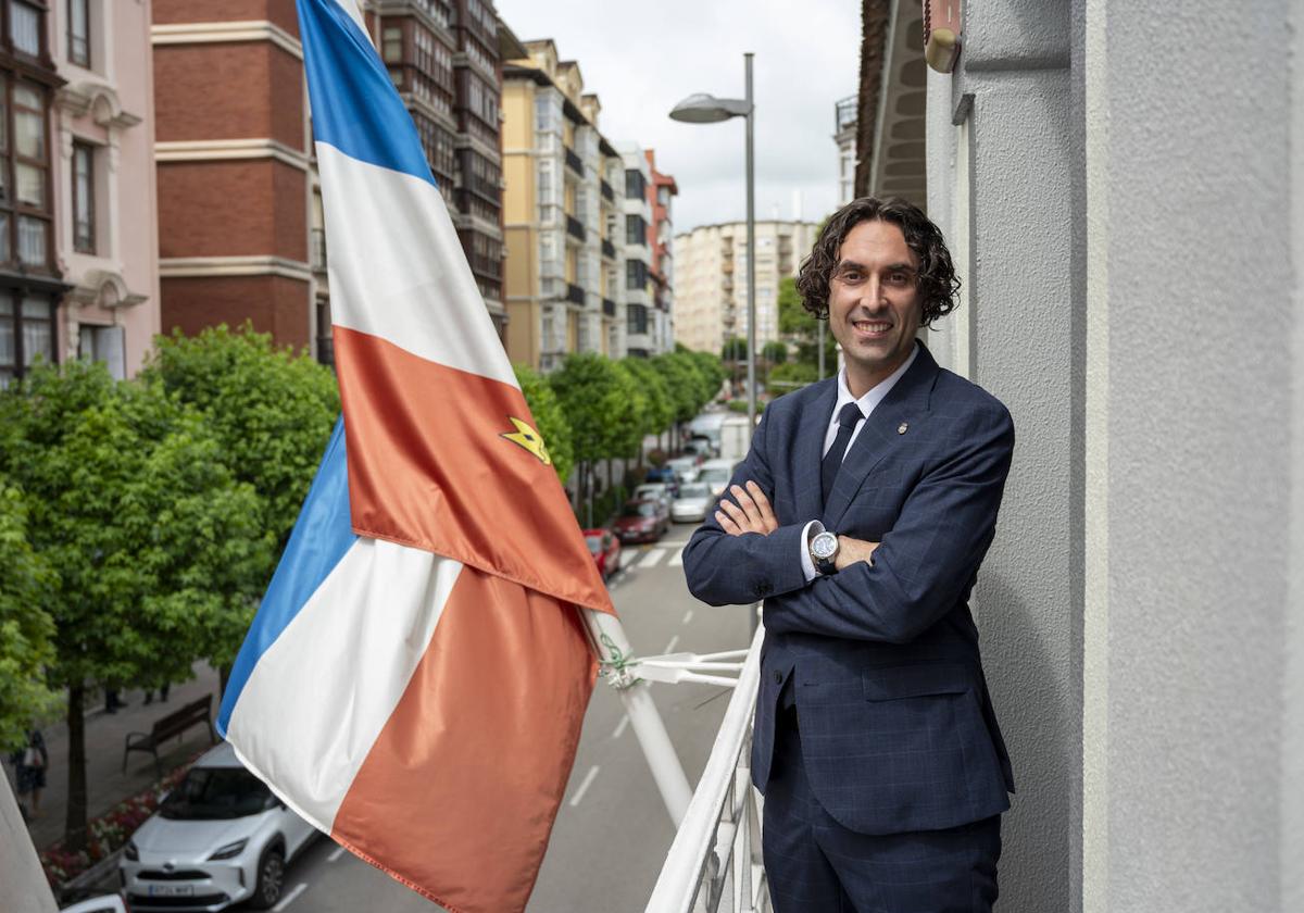 Javier Fernández Soberón, alcalde de El Astillero, en el balcón del Ayuntamiento.